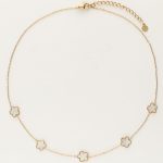 Minimalistische ketting met parelmoer bloemen