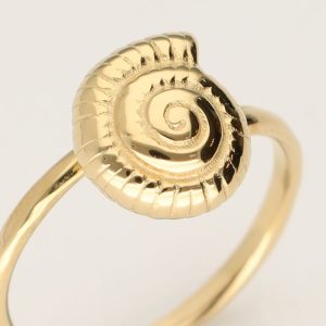Ring met zeeschelp
