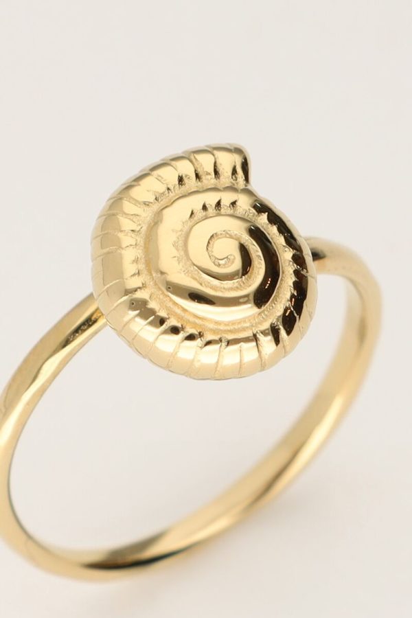 Ring met zeeschelp